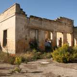 Destino simile � toccato al mattatoio di Mola di Bari. Anche qui gli edifici che lo componevano, realizzati lungo strada comunale San Giovanni, sono ormai ridotti a ruderi, alcuni privi di soffitto e di porte, altri con accessi murati